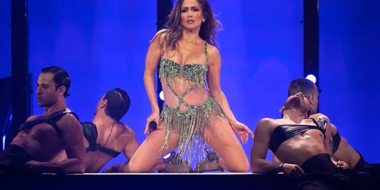 Jennifer López responde a quienes la critican por vestir “demasiado sexy”
