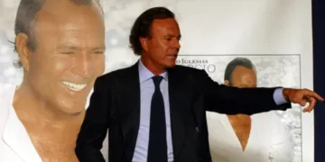 Julio Iglesias solicita archivar investigación por denuncias de acoso