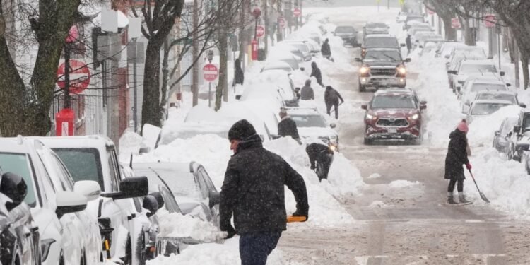Nueva corriente de aire del Ártico/ Tormenta deja 30 muertos, cancelan miles vuelos EU