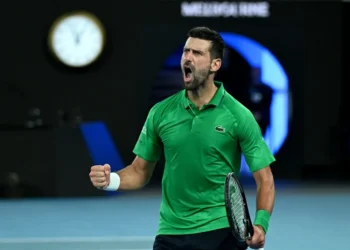Djokovic gana a Sinner y se medirá a Alcaraz en la final de Australia