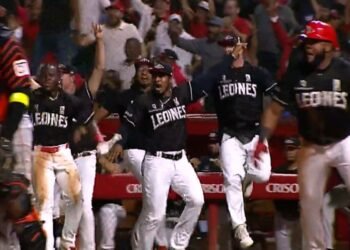 Con remontada en el octavo, Leones vencen a Toros y lideran la Serie Final