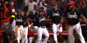 Con remontada en el octavo, Leones vencen a Toros y lideran la Serie Final