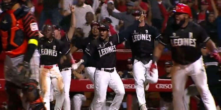 Con remontada en el octavo, Leones vencen a Toros y lideran la Serie Final