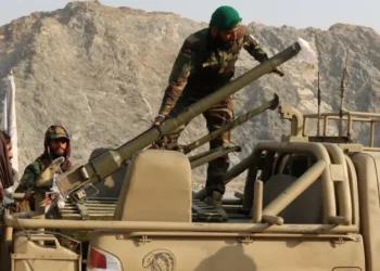 Cómo se explica la «guerra abierta» entre Pakistán y Afganistán (y qué tiene que ver con ella el Talibán)