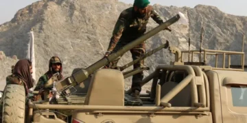 Cómo se explica la «guerra abierta» entre Pakistán y Afganistán (y qué tiene que ver con ella el Talibán)