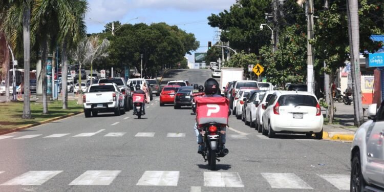 Juventud sobre ruedas/La vida real bajo la capucha de los “Muchachos del Mandao”