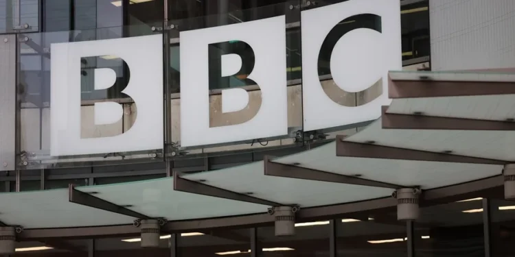 La demanda de Trump contra la BBC irá a juicio en febrero de 2027