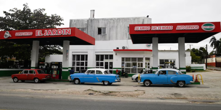 Miles de cubanos se suman a una lista de espera para comprar gasolina tras la intensificación del cerco energético de Estados Unidos
