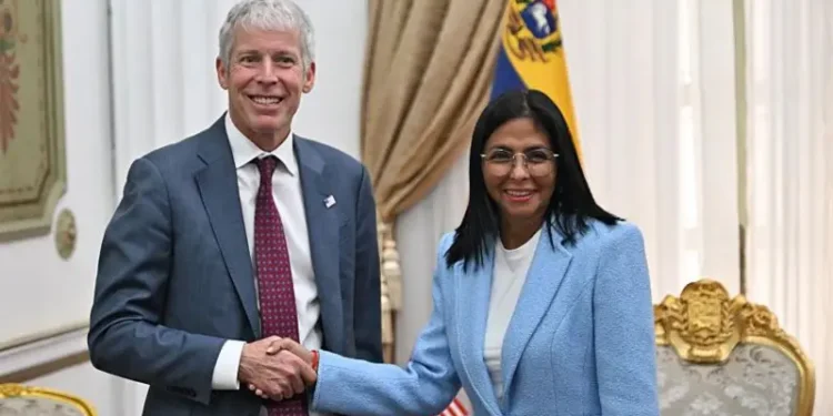 Qué se sabe sobre cómo EE.UU. vende el petróleo de Venezuela y le envía el dinero al gobierno de Delcy Rodríguez