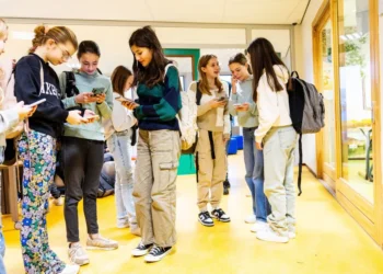 ¿Hay que prohibir las redes sociales a la gente más joven? 