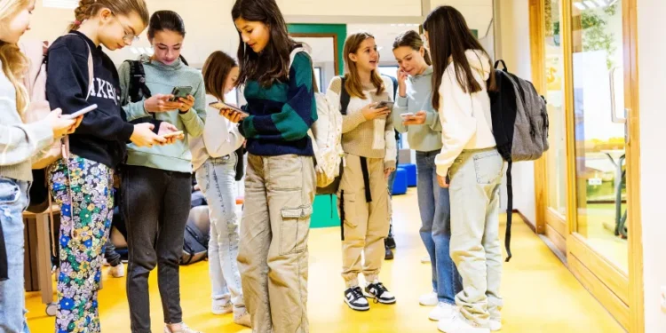 ¿Hay que prohibir las redes sociales a la gente más joven? 