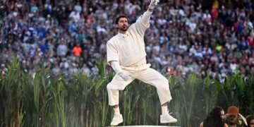 Bad Bunny monta una gran fiesta latina en su show del medio tiempo en el Super Bowl