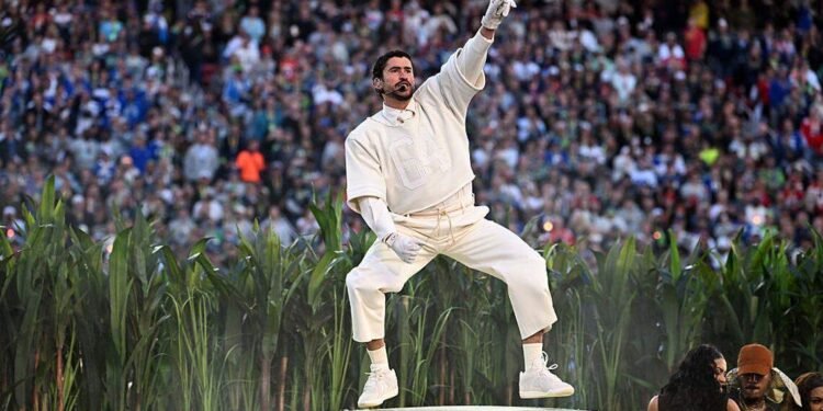 Bad Bunny monta una gran fiesta latina en su show del medio tiempo en el Super Bowl