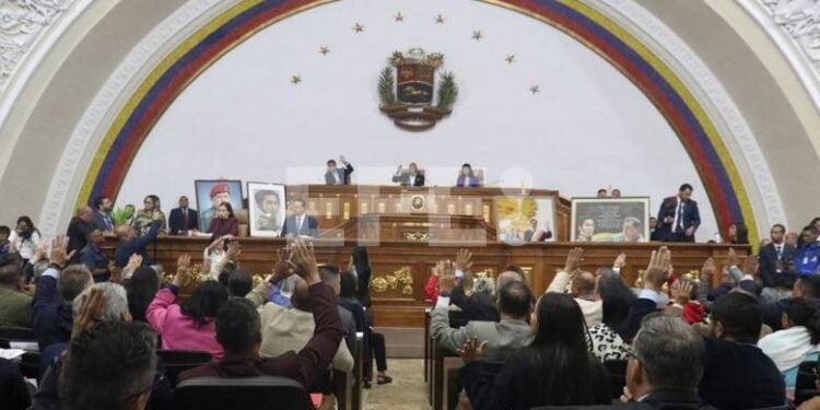Parlamento venezolano aprueba una histórica amnistía que no perdona las acciones armadas