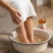 Para qué sirve lavarse los pies con vinagre y sal y por qué lo recomiendan los especialistas