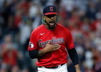 «Tira una piedra al primer gallo»: El código secreto de Emmanuel Clase en una trama de apuestas