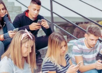Jóvenes aseguran que mientras más usan redes sociales, más solos se sienten