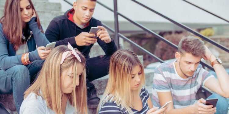 Jóvenes aseguran que mientras más usan redes sociales, más solos se sienten