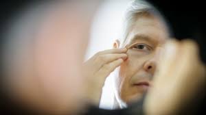 Hombres de entre 50 y 60 años podrían estar envejeciendo más rápido que las mujeres debido a los tóxicos “químicos eternos”