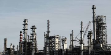 El ataque a Irán aviva los temores a que el petróleo se dispare hasta los 100 dólares