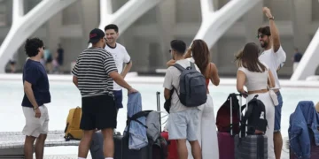 España marca un récord histórico: recibió 96,8 millones de turistas internacionales en 2025