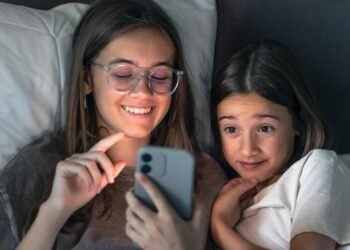 El uso prolongado de pantallas aumenta los casos de miopía, astigmatismo y estrabismo