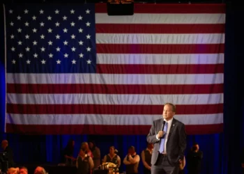 Republicanos divididos sobre su identidad y estrategia para elecciones de medio mandato en EEUU