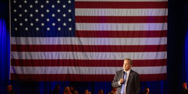 Republicanos divididos sobre su identidad y estrategia para elecciones de medio mandato en EEUU