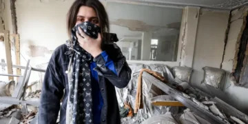 «Pese a la amenaza de los misiles, tratamos de seguir con nuestra vida»: cómo afrontan la guerra los jóvenes en Irán