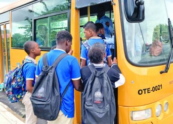 Ministerio de Educación dispone escuelas abran a las 6:30 de la mañana