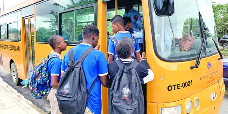 Ministerio de Educación dispone escuelas abran a las 6:30 de la mañana