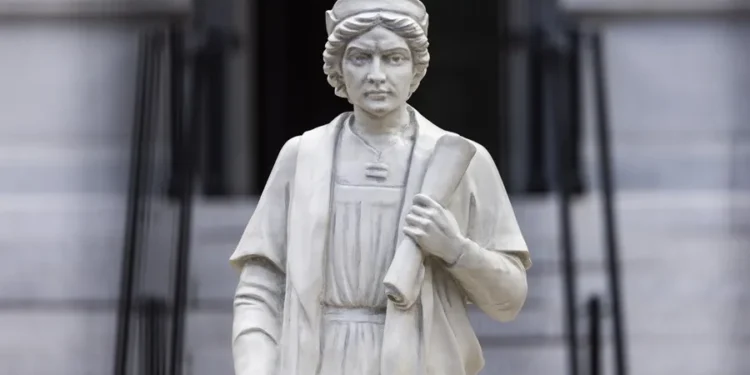 Trump instala una estatua de Cristóbal Colón en la Casa Blanca en su cruzada ‘antiwoke’