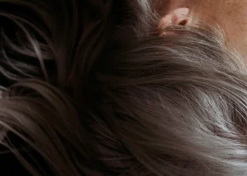 ¿Se pueden prevenir o revertir las canas?