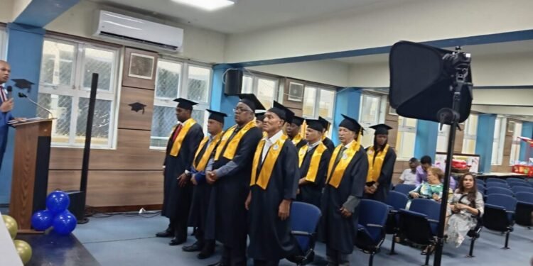 Instituto Dominicano de Ciencias de la Comunicación Adrianista gradúa 12 nuevos periodistas