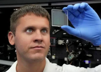 Qué son los «cristales de memoria» que desafían las leyes de la física y prometen solucionar el problema del almacenamiento masivo de datos