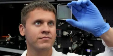 Qué son los «cristales de memoria» que desafían las leyes de la física y prometen solucionar el problema del almacenamiento masivo de datos