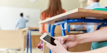 Celulares en las aulas: el reto silencioso que preocupa a maestros y autoridades educativas