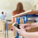 Celulares en las aulas: el reto silencioso que preocupa a maestros y autoridades educativas