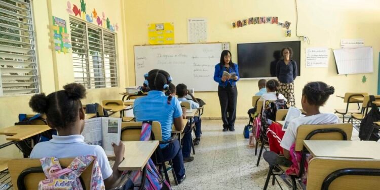 La limitación en uso de celulares en escuelas y colegios incluye a los maestros
