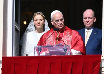 El papa denuncia la ostentación de fuerza y la prevaricación que amenazan la paz durante su viaje a Mónaco