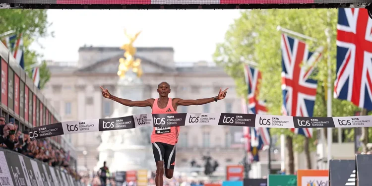 Sabastian Sawe rompe en Londres la barrera de las dos horas en el maratón