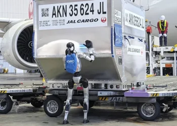 Japan Airlines probará robots humanoides para la asistencia en tierra en los aeropuertos/video