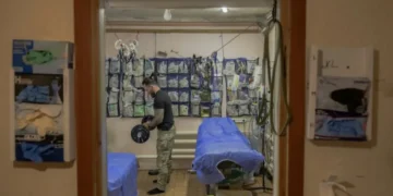 Una pareja de médicos encara la guerra lado a lado en el frente ucraniano