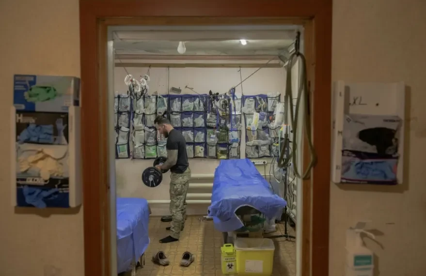 Una pareja de médicos encara la guerra lado a lado en el frente ucraniano