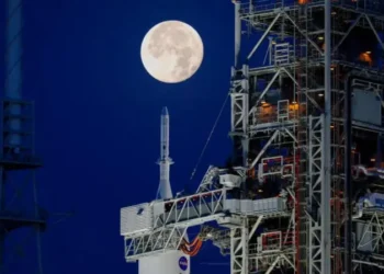 Ver la cara oculta de la Luna y llegar a donde nunca antes la humanidad ha estado: los récords que buscan romper las misiones Artemis de la NASA