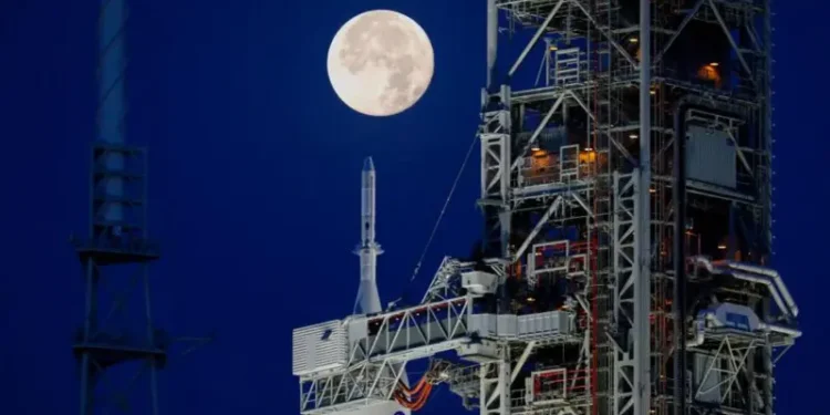 Ver la cara oculta de la Luna y llegar a donde nunca antes la humanidad ha estado: los récords que buscan romper las misiones Artemis de la NASA