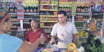 ¿Colmado o supermercado? Dónde rinde más el dinero al comprar comida