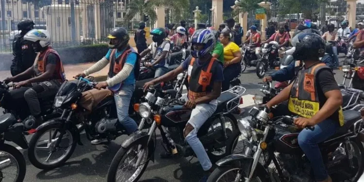 Quiénes son los motoconchistas: cómo se organizan y por qué siguen siendo estigmatizados en República Dominicana