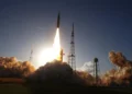 La misión Artemis II de la NASA despega rumbo a la órbita de la Luna en un histórico lanzamiento