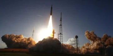 La misión Artemis II de la NASA despega rumbo a la órbita de la Luna en un histórico lanzamiento